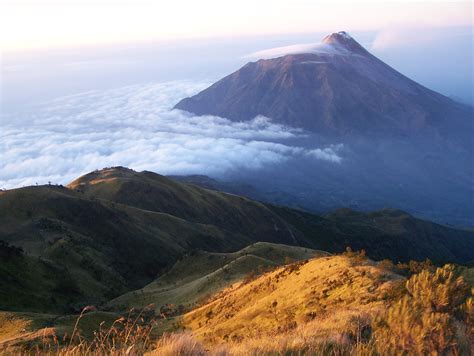 Negeri tetangga ini juga memiliki berbagai keindahan alam yang luar biasa. 7 Gunung Paling Angker di Indonesia dan Kisah Misterinya ...