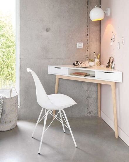 Bureau d'angle couleur chêne/blanc avec surface pivotante sur roulettes. Salon/Chambre : 10 idées déco pour aménager un coin bureau