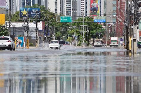 Chuvas Deixam TrÂnsito Complicado Na Br 232 E Nas Ruas Alagadas Do Recife Foco Pernambuco