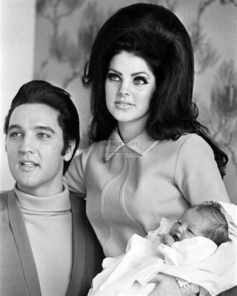 Elvis y Priscilla Presley con la bebé recién nacida Lisa Marie Etsy México