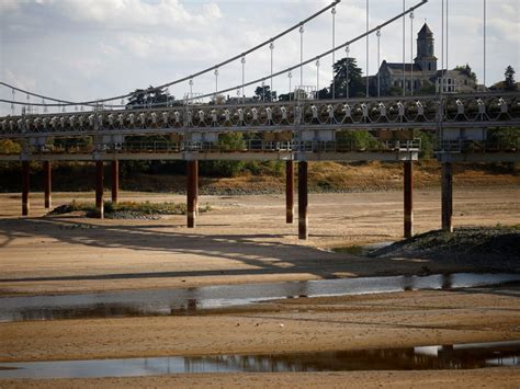 Le Niveau De La Loire Au Plus Bas Sous Leffet De La Sécheresse