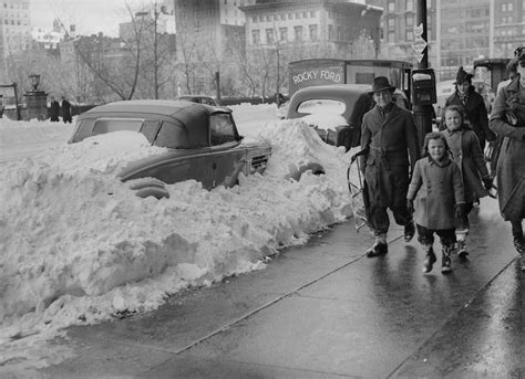 Neve Sulla 57esima Strada Una Macchina Coperta Di Neve A New York Il 2