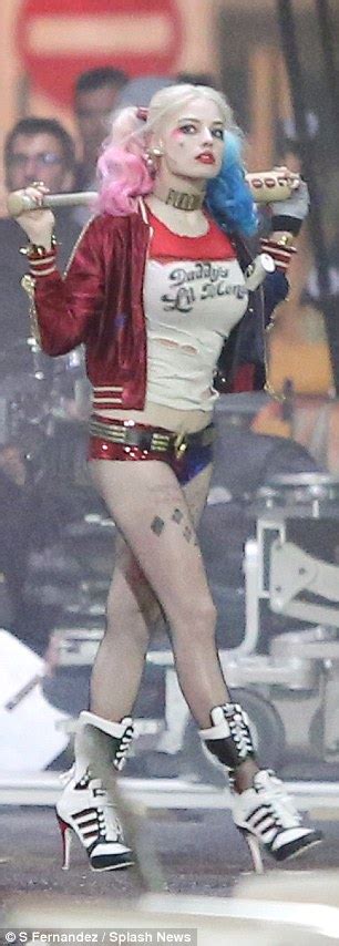 Margot Robbie Transforms Into Harley Quinn On Suicide Squad Set Daily Mail Online