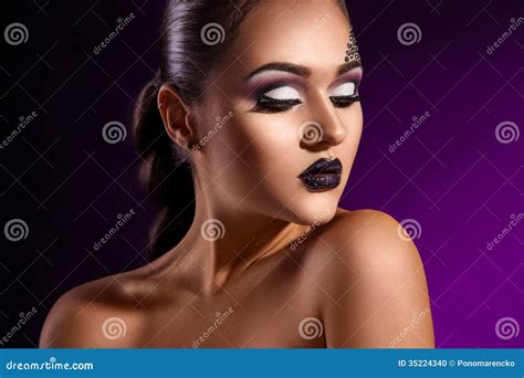 高雅妇女肉欲的画象紫色背景的 库存照片 图片 包括有 逗人喜爱 白种人 背包 人员 有吸引力的 35224340
