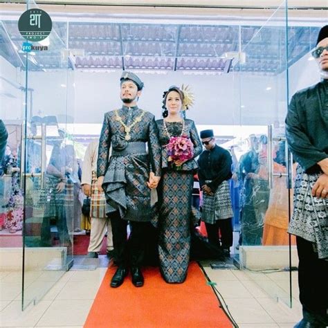 The uniforms proved so popular that the color was eventually navy blue is quite the versatile color, pairing wonderfully with different shades and tints of greens, oranges, reds, yellows, and even purples. Baju Pengantin Navy Blue - BAJUKU