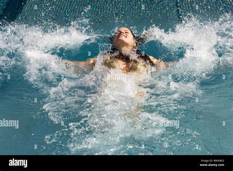 Mädchen Goldenen Bikini Pool Wasserbad Badespaß Junge Frau Schwimmbad