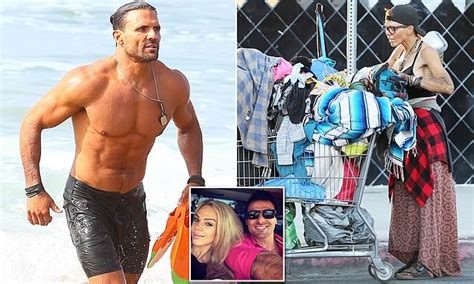 Baywatch S Jeremy Jackson Works Out While Ex Wife Digs Through Trash Daily Mail Online