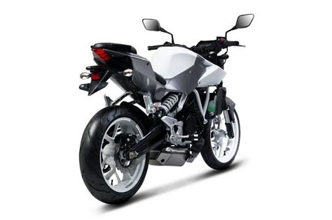 It shares many parts with its larger displacement siblings and it came in two flavours: Gebrauchte und neue Hyosung GD 250i Motorräder kaufen