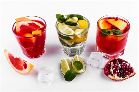 Il mojito e un famoso cocktail di origine cubana, a base di rum bianco e profumato con foglie di menta pestate assieme a zucchero di canna, e succo di lime. Delizioso mojito, rum e cola, arancia rossa e cocktail di ...