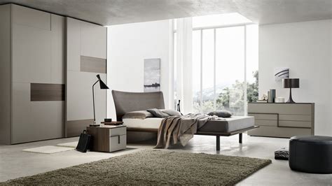 I ripiani dei mobili sono in marmo grigio. Camera da letto moderna con effetto legno e schienale curvo - Consegne in Friuli a Udine ...