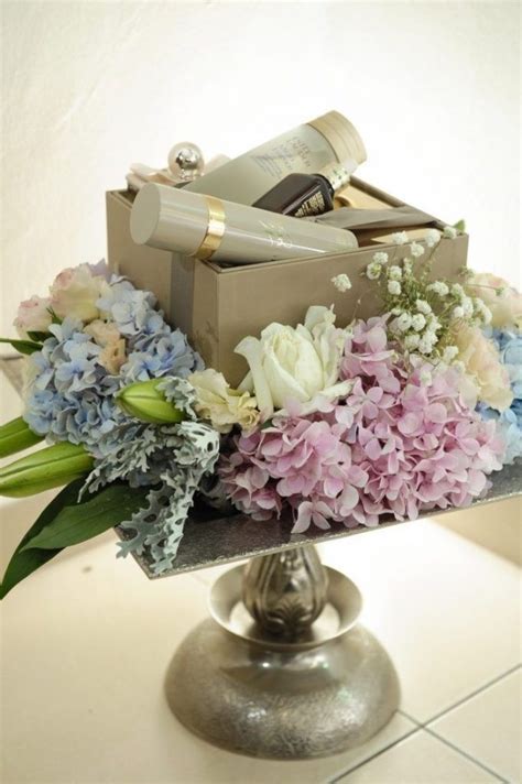 Ide hantaran tas & hijab. √ 30+ Kreasi Hantaran Pernikahan Modern (CONTOH ISI SESERAHAN)