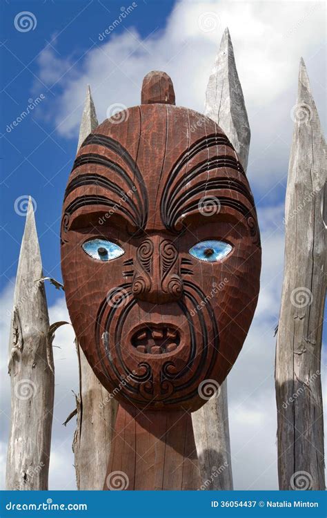 新西兰毛利人面具 图库摄影片 图片 包括有 蓝色 雕塑 当地 表面 天空 装饰 云彩 西兰 36054437
