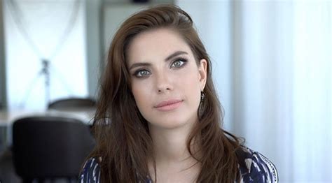 Fox tv'nin entrikalarla gündeme gelen dizisi yasak elma'ya yıldız'ın göğüs dekoltesi damga vurdu. Yasak elma'da Eda Ece'nin göğüs dekoltesi olay oldu!