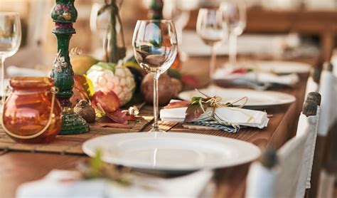Throw An Elegant Dinner Party With Ease Modern Table Setting Elegant