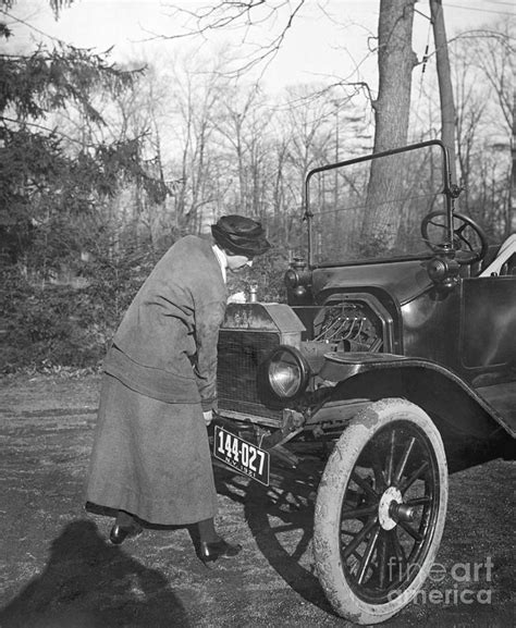 Lady Driver Cranking Her Car 1921 Photograph By Bettmann Fine Art America