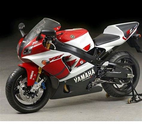 It is available in only one variant and 2 colours. Pin by Shoot The Moment on motorcycles | Super bikes ...