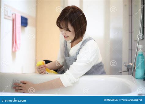 正在洗澡的妇女 库存图片 图片 包括有 乐趣 房子 爱好健美者 中间 家事 卑鄙 妈妈 愉快 242526637
