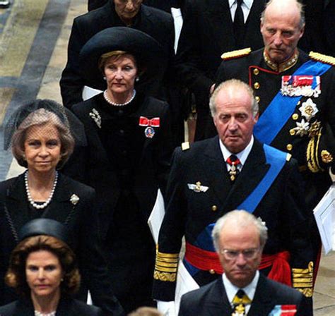 The funeral took place on a dreary winter day — an even grimmer occasion than the average royal funeral. Princess Diana Funeral Queen Elizabeth - Article Blog