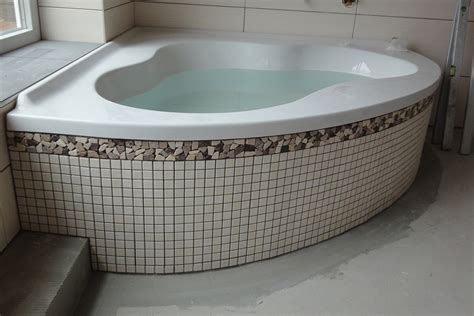 Oder sie platzieren die badewanne auf einem kleinen podest, das sie mit fliesen oder paneels harmonisch verkleiden und dezent beleuchten lassen. Badewanne verkleidet