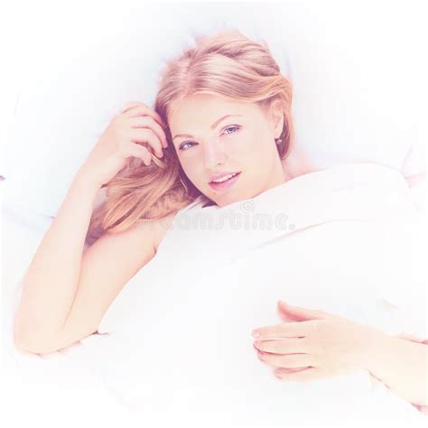 Sinnliche Frau Im Bett Stockfoto Bild Von Nett Massage 57156856