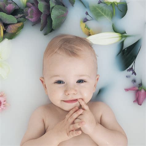 Diy milk bath for photography ⭐ milk bath maternity and newborn photography. HOW TO DO A MILK BATH PHOTO SHOOT - | Baby milk bath, Milk ...