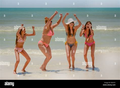 Vier Jubelnde Frauen In Bikinis Zu Feiern Lachen Und Ausgelassenheit In Der Brandung Am Strand