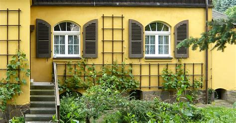 Über das jahr hinweg trägt der wilde wein dunkelgrüne blätter, wobei er im herbst die fassaden mit feuerroten blättern schmückt. Rankgitter aus Holz mit Quadratraster - viele Beispiele!