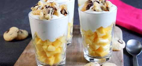 Verrines de mangue, fromage blanc et mini cookies avec préparation