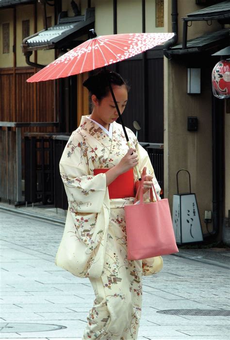 kimono | clothing | Britannica