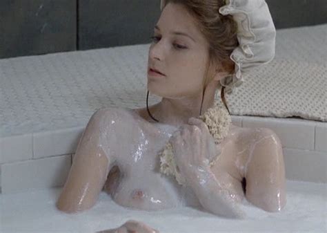 Bridget Fonda Bathtub