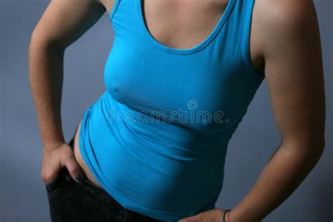 女性乳头 库存图片 图片 包括有 工作室 女性 佩带 爱好健美者 呼吸 蓝色 胸骨 成套装备 50268079