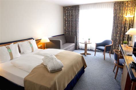 The holiday inn hamburg boasts a charming location thanks to its proximity to the harbour and the river elbe. Standard Plus Zimmer - ****Holiday Inn Hamburg an den ...