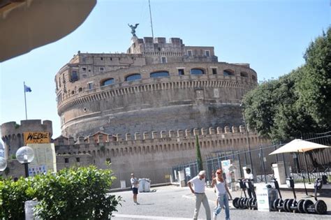 Gezicht op de engelenburcht en de engelenbrug over de rivier de tiber te rome. Engelenburcht, Castel Sant'Angelo, in Rome | Rome-Nu