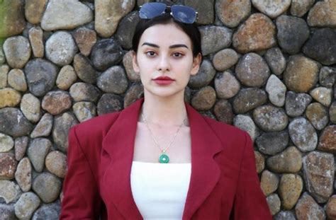 Nora Alexandra Ngamuk Dilecehkan Di Media Sosial Kerja Halal Kok Diributin