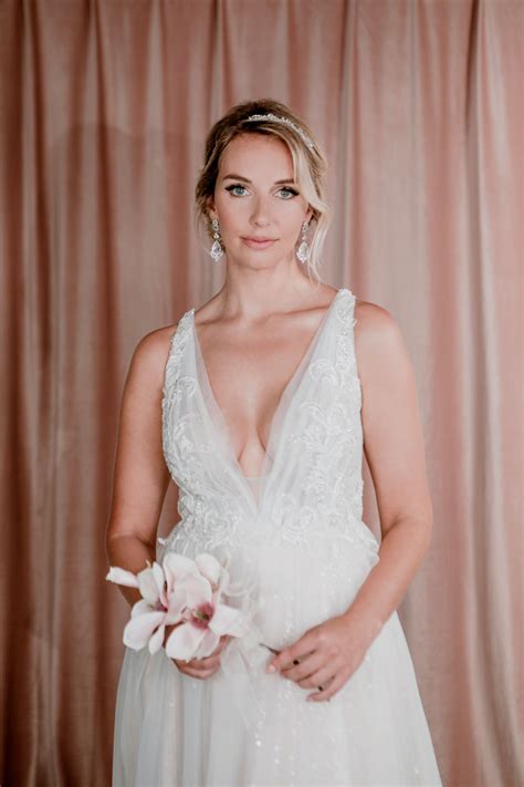Kaufen sie die besten brautkleider 2021 online bei irenekleider.de. Brautkleid Aversa - FAN XIA Design