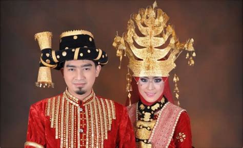 Pakaian adat dari sumatra barat ini biasanya di bagi dua macam, yaitu pakaian adat dan pakaian penghulu, pakaian adat bundo 15. Pakaian Adat Sumatera Utara Dinamakan - Baju Adat Tradisional