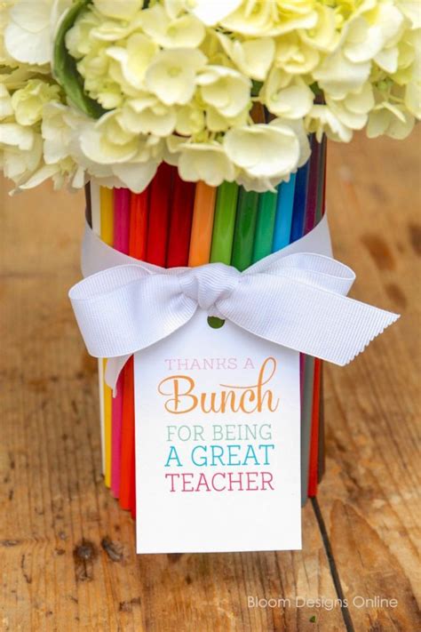 You can't beat a little thank you bouquet for a teacher gift. Free Thanks a BUNCH Teacher Gift Printable - 24/7 Moms