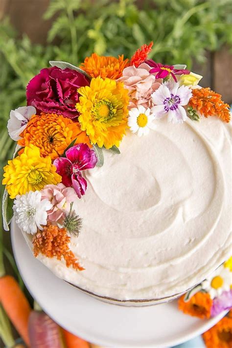 Cách sử dụng cake decorations edible flowers trong việc tạo ra bánh