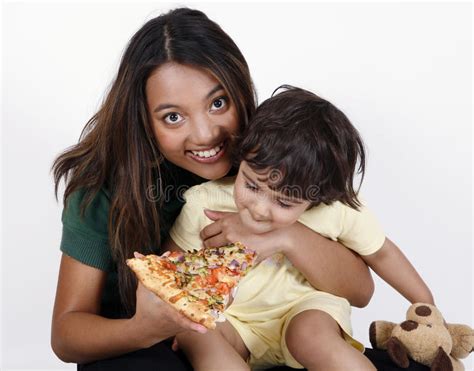 Madre E Hija Que Comen La Rebanada De La Pizza Foto De Archivo Imagen