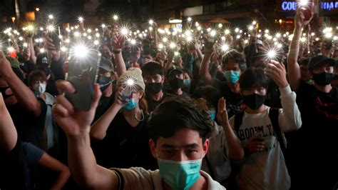 Thailand's young protesters keep up pace despite 'selfie rules' - Nikkei Asia