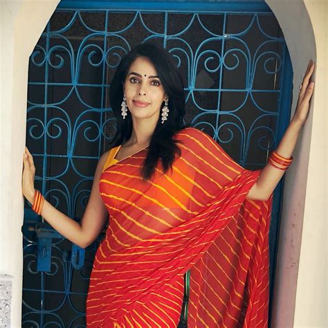 mallika sherawat looks hot as actress flaunts desi avatar in saree see pics news18