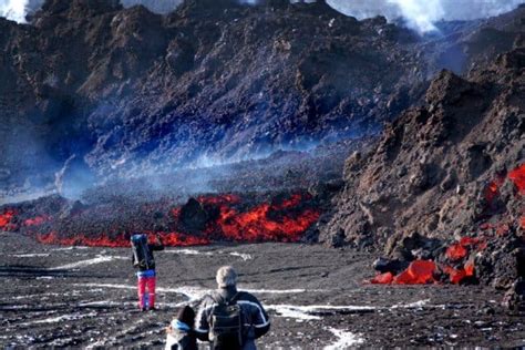 L'éruption du volcan brillait dans la nuit du 19 mars à proximité du mont fagradalsfjall. Top Volcanoes in Iceland | Travel Blog | Iceland Travel