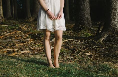 무료 이미지 손 자연 숲 잔디 사람 구두 소녀 여자 사진술 목초지 햇빛 혼자 다리 서 있는 모델 봄 녹색 가을 유행 의류 레이디