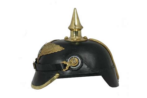 The word pickelhaube might sound confusing at first, bringing to mind food instead of pointed objects, but other english words like peak, pick, spike, pickaxe, or the pike, a historic polearm consisting of a wooden shaft up to 25 feet long topped with a steel spearhead, all refer to pointed things. Pickelhaube Preussen Garderegiment Leder L47, 107,13 ...