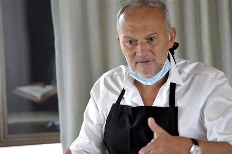 Months after his appointment as executive chef of the four seasons george v's le cinq restaurant and after earning his fifth gault & millau toque, the briton chef wasted no time in adding not one, but two more awards to his brimming trophy. VIDÉO. La leçon de haute cuisine du chef Christian Le ...