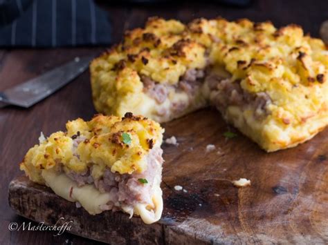 Spellare la salsiccia e sbriciolarla. Sbriciolata di patate con salsiccia e mozzarella filante ...