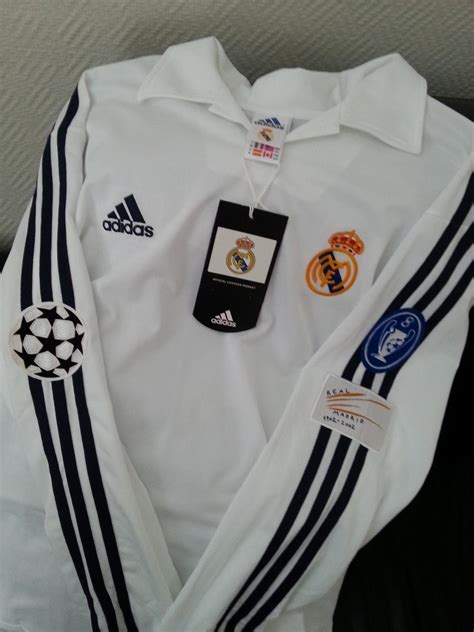 Founded on 6 march 1902 as madrid football club. Real Madrid Home Maillot de foot 2001 - 2002.