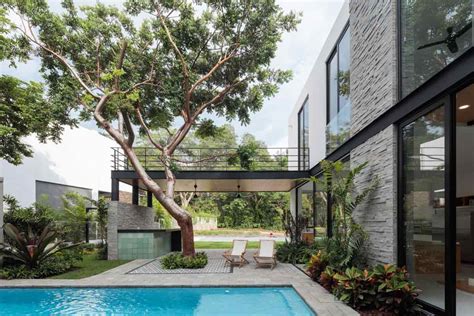 Siapa bilang rumah minimalis tidak bisa terlihat keren. Desain Rumah Modern Minimalis dengan Roster Putih Super ...