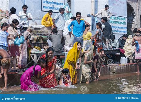 Banho Das Jovens Mulheres No Ganges River Em Etapas De Ghat Imagem De Stock Editorial Imagem