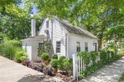 It is located in east hampton, new york, usa under a flight path of a local airport and close to a train track. Updates: East Hampton Barn, Arc House, and More - Dan's Papers